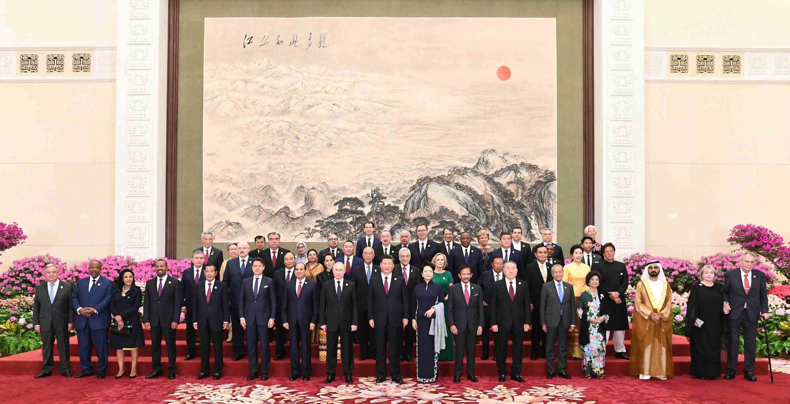 中国领导人欢迎出席第二届“一带一路”国际合作高峰论坛的外方领导人夫妇及嘉宾