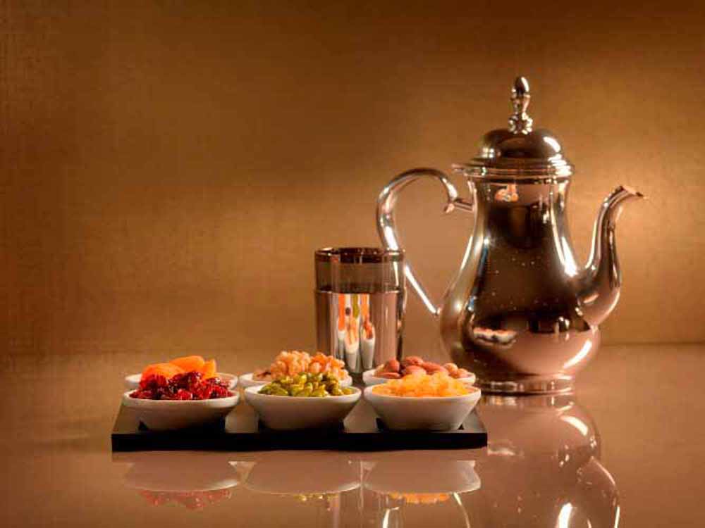 Приятного сухура. Ramadan ифтар вода. Чай ифтар. Чай в Рамадан. Стол на ифтар.