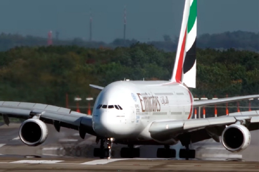 Emirates A380 makes landing during storm Xavier (Video)
