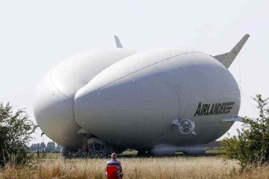Airlander 10, world&#039;s largest aircraft, crashes again in UK (Video)