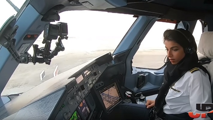 Female Etihad pilots give rare view of A380 taking off for Paris (Video)