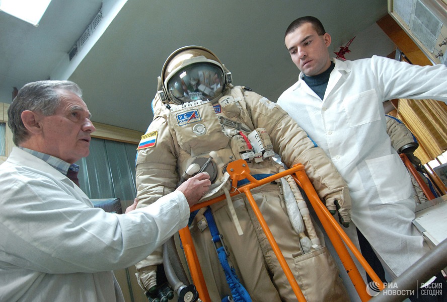 Emirati astronauts get custom “Soyuz MS-15” seats