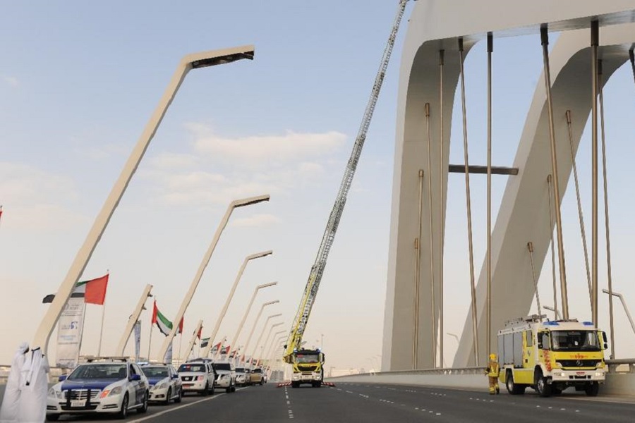 Abu Dhabi Police stop Emirati from jumping off Sheikh Zayed Bridge 