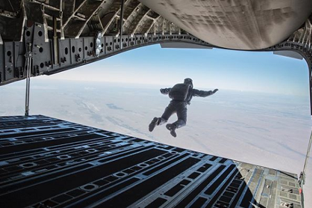 Tom Cruise skydiving over Abu Dhabi desert for “Mission Impossible 6” (Video)