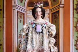 Viktor &amp; Rolf explores the world’s obsession with royalty